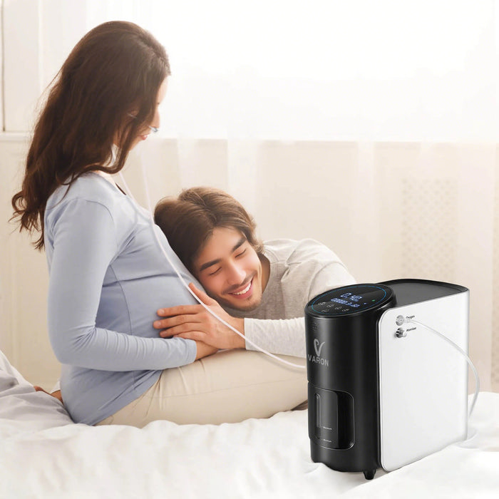 妊娠中の女性が、家庭用酸素濃縮器VARON VH-1を使用して、日常の生活の中で酸素療法を受けています